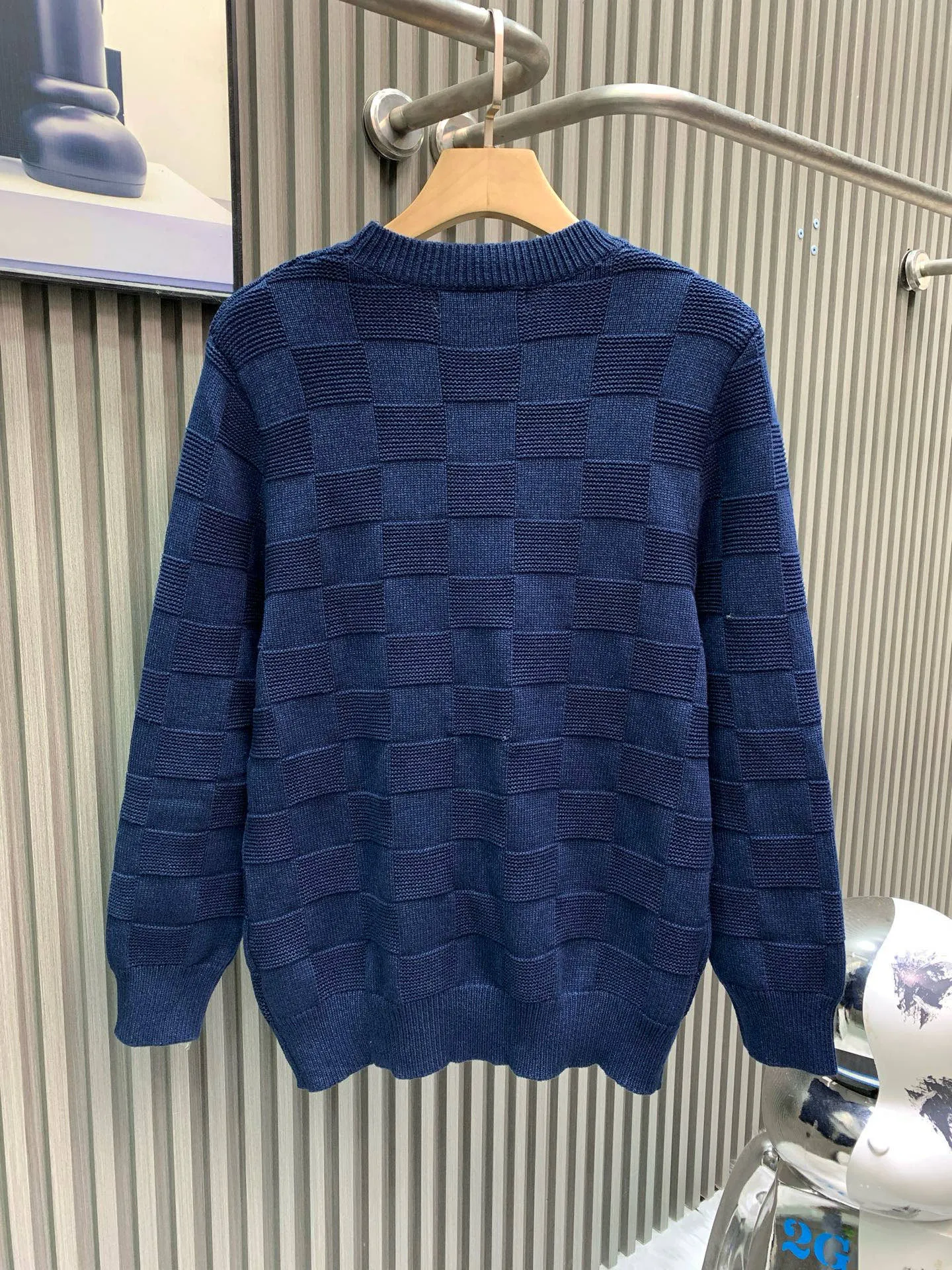🅿️400 🀄️ Louis Vuitton Louis Vuitton LV/Louis Vuitton 2025SS large element classic checkered embroidered white label New wool stitched knitted sweater Unisex logo embroidered pin decorated checkerboard round neck pullover sweater Rare new checkerboard knitted sweater is simple, elegant and clean The imported woolen sweater yarn is treated with mercerization process to make the fabric smooth and bright, close to the skin, warm and breathable The soft and delicate touch brings extremely comfortable wearing experience. The rich texture of the checkerboard pattern is matched with the white logo embroidery of the same color yarn and Behringer embroidery on the chest. The eye-catching metal pin details are decorated on the chest. The finishing touch of the entire sweater on the chest perfectly interprets the fashionable new trend of the season. Whether it is worn alone or paired with an inner layer, it is a must-have for men and women.